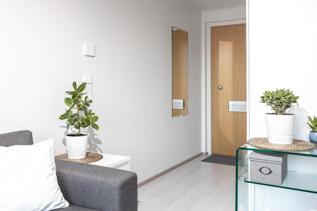 Valoisa Parvekkeellinen Kaksio, Oma Parkkipaikka Apartment ตัมเปเร ภายนอก รูปภาพ